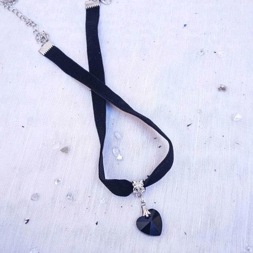 Choker necklace with black heart pendant new