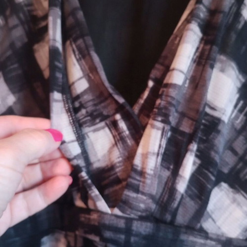 Women's blouse like new with unique design, size XL, black and white