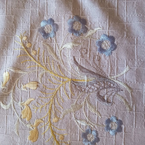 Linen set of three pieces like new with embroidery and lace