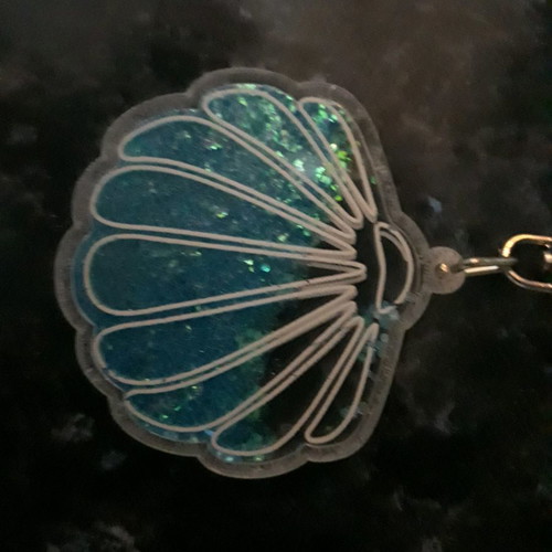 Shell keychain used with moving blue rhinestones