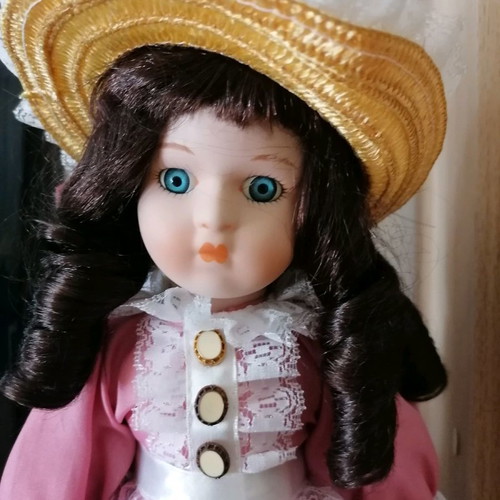 Porcelain doll The Heritage Mint Collection used with pink dress