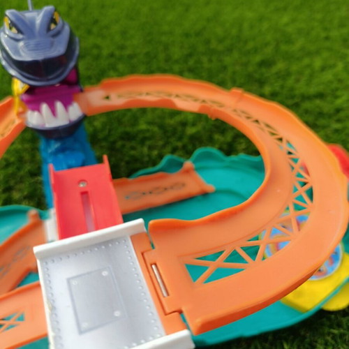 HotWheels Shark Pist mint, no car included