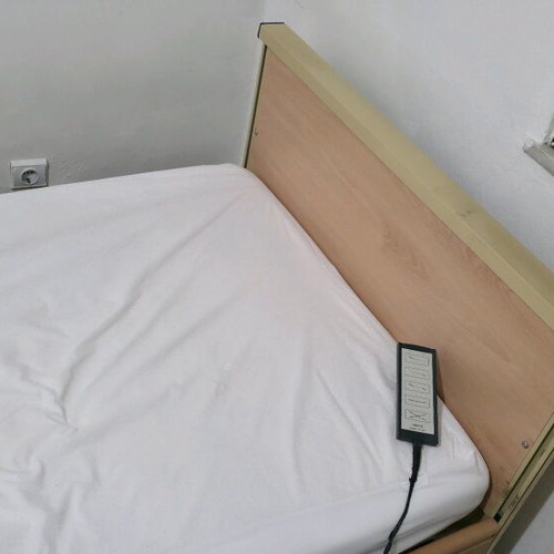 Single hospital bed like new with remote control and 4 motors