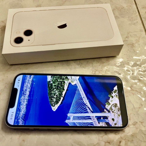 iPhone 13 128GB άσπρο σαν καινούργιο με 4 θήκες προστασίας