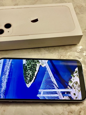 iPhone 13 128GB άσπρο σαν καινούργιο με 4 θήκες προστασίας