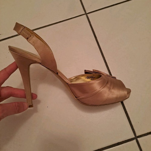 Nine West high heel sandal used, size 40, satin champagne color