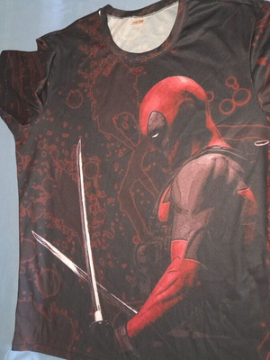 Deadpool κοντομάνικο T-shirt με ολοκληρωμένο 3D τύπωμα σε μαύρο και κόκκινο, μέγεθος L