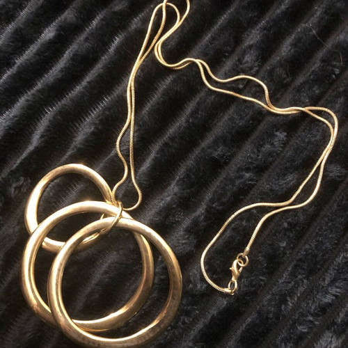 Necklace with three gold concentric rings like new