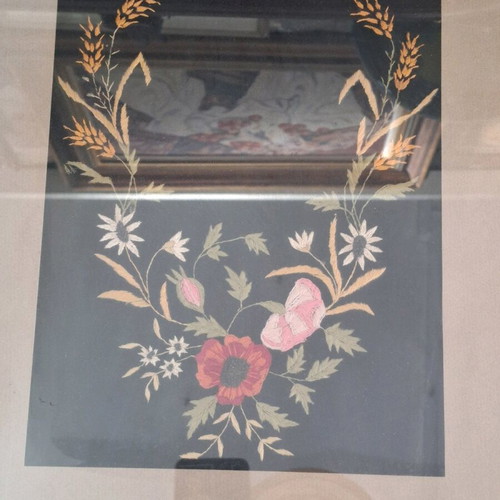 Vintage embroidery tevredes like new, framed