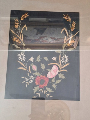Vintage embroidery tevredes like new, framed