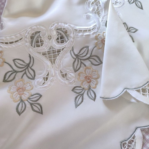 Tablecloth with embroidery new, 85/84 cm