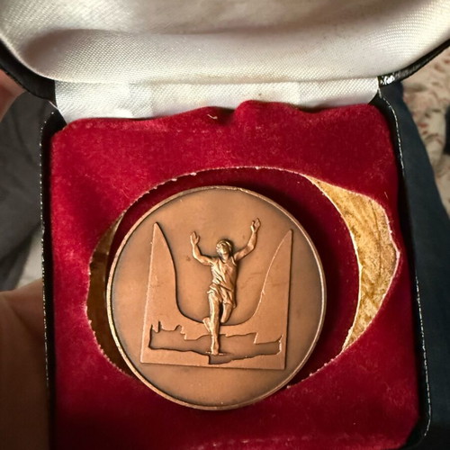 1st International Vardinogiannis Marathon Road medal like new, authentic 1990