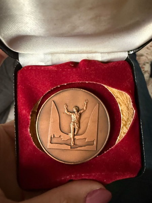 1st International Vardinogiannis Marathon Road medal like new, authentic 1990
