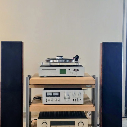 Complete sound system with Bang & Olufsen speakers and Pagode vibration stand