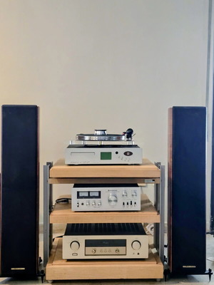 Ηχοσύστημα σαν καινούργιο με ηχεία Bang&Olufsen και παλαιωμένο έδρανο Pagode