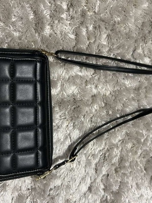 Women's black bag like new with internal card slots and clasp