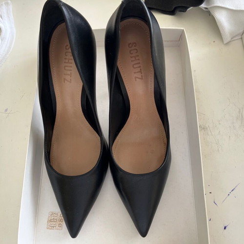 Schutz black leather pumps like new, size 38