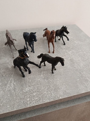 Horse figures used, set of 6, 10 cm height