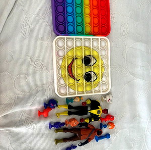stikeez pop it και δυο φιγουρες
