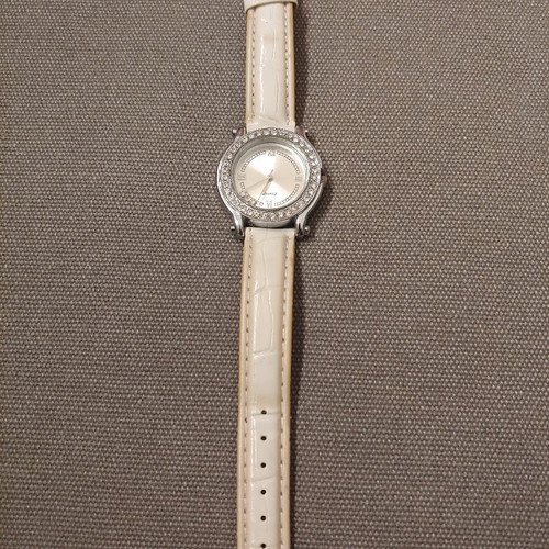 Quartz wristwatch used with crystals and leatherette strap
