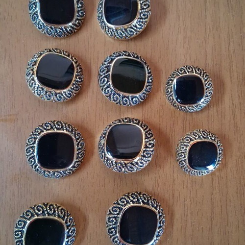Buttons set like new, 10 gold and black, 8 of 3 cm and 2 of 2.5 cm