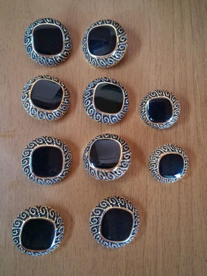 Buttons set like new, 10 gold and black, 8 of 3 cm and 2 of 2.5 cm