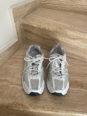 New Balance athletic shoes used, size 40.5, white and gray