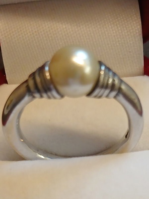 Silver 925 ring with natural pearl, like new