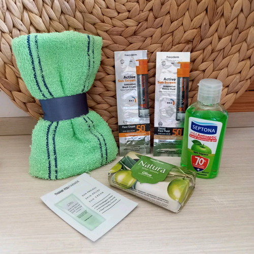 Unisex summer skincare set new with sunscreen and gifts