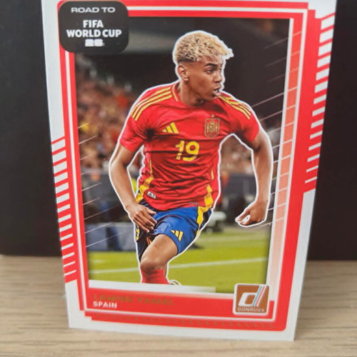 2025-26 Donruss Lamine Yamal #10 Base Card Spain new