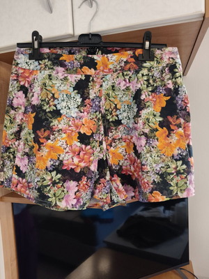 Enzzo floral shorts skirt like new, size L 40 12, multicolor