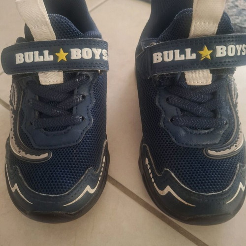 Bull Boys kids sneakers size 27 like new, blue with lights