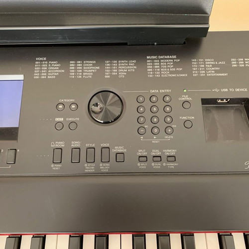 Yamaha Portable Grand DGX-660 electric piano used, black
