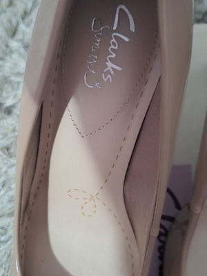 Clarks nude pumps like new