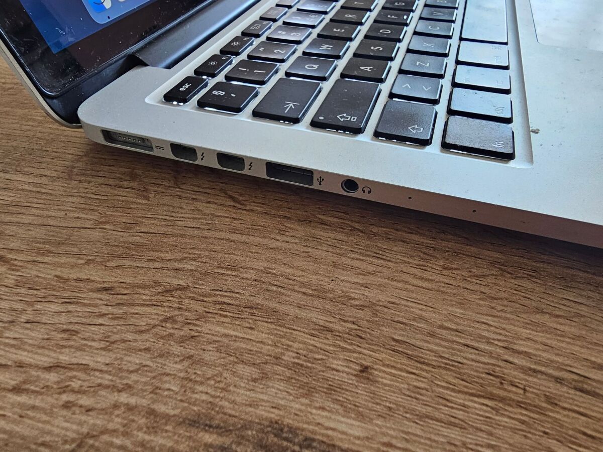 Apple MacBook Pro 13 inch Retina Mid… - € 190,00 - Vendora.gr