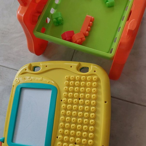 Playgo activity table like new, double-sided