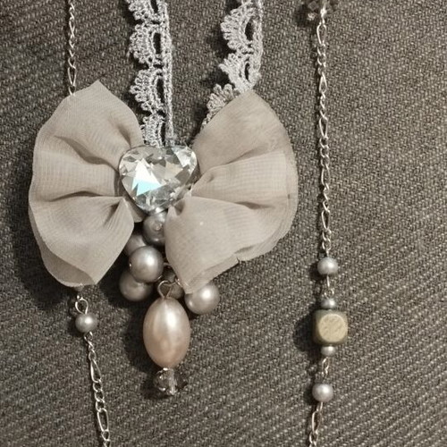 Long women's necklace with bow, lace and pearls, like new, gray-silver
