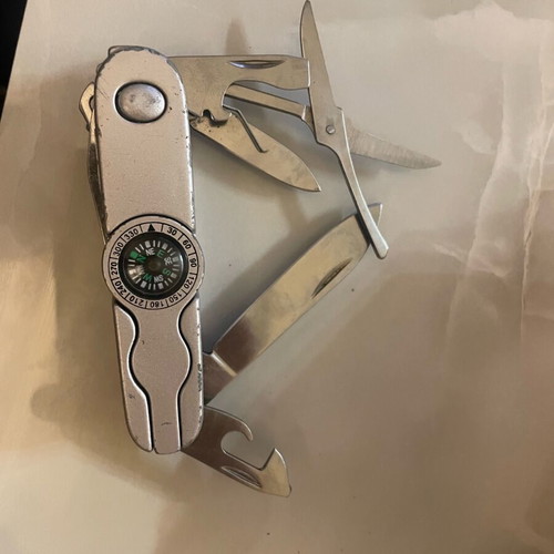 Multitool used with many attachments and tight opening