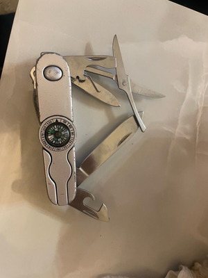 Multitool used with many attachments and tight opening
