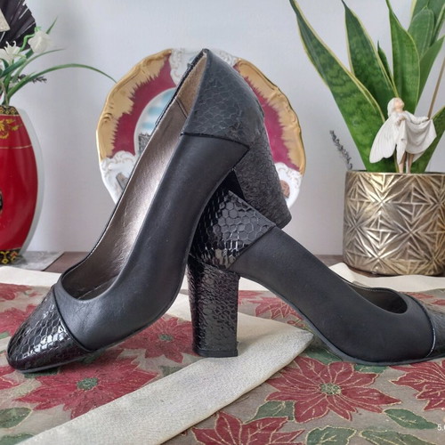 Leather Italian elegant women's pumps like new, black