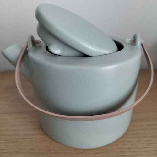 Ceramic teapot new in excellent condition