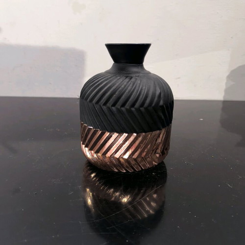 Vase impressive in black and bronze color like new