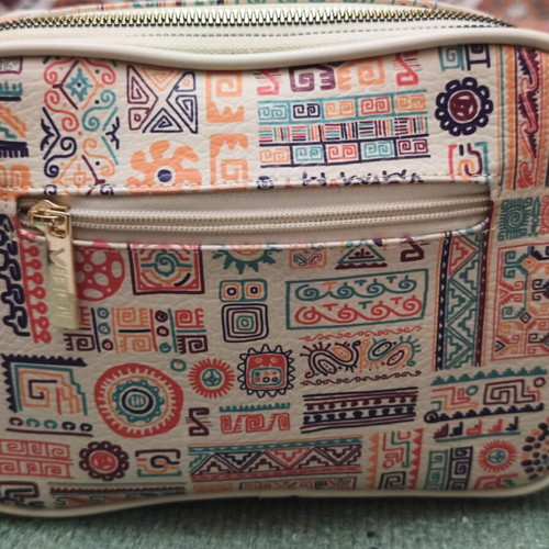 Verde shoulder bag like new, cream multicolor geometric design