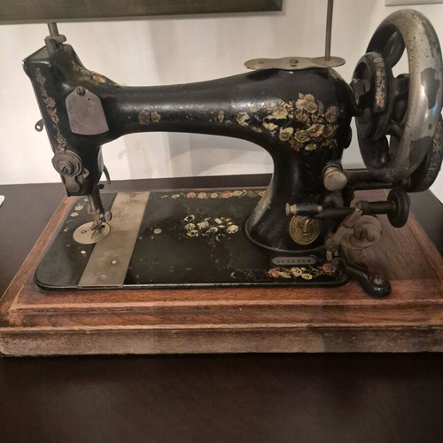 Singer Antique Hand Crank Sewing Machine Used With Wooden Base
