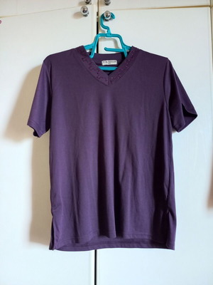 Purple short-sleeve blouse with V neckline and rhinestones like new