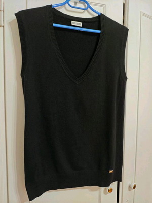 V-neck vest black like new, size M