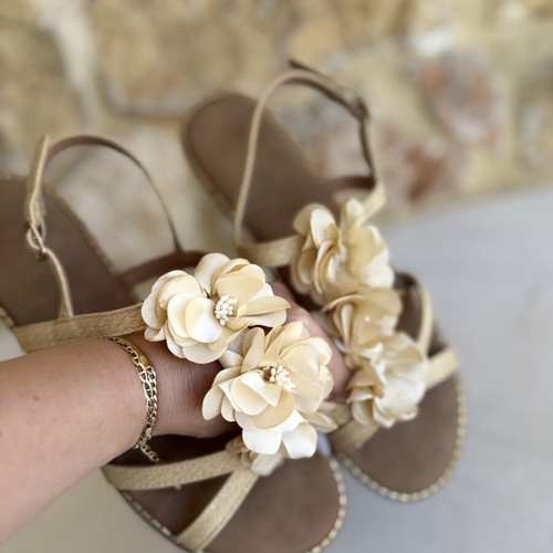 Flat sandals with floral detail beige size 40 like new
