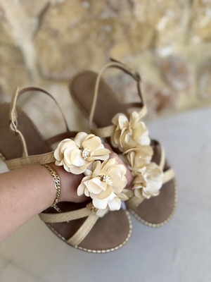 Flat sandals with floral detail beige size 40 like new