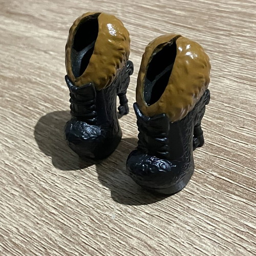 Ever After High Blondie Lockes heels like new
