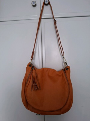Leather shoulder bag used, orange color with multiple pockets